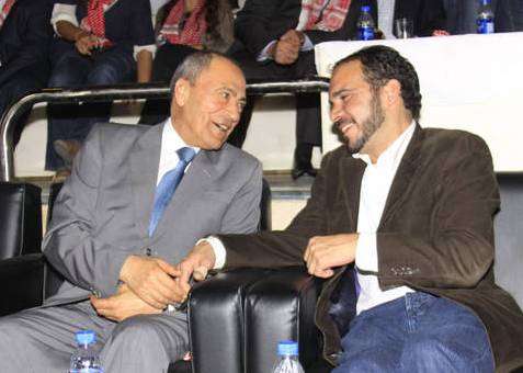 الأمير علي ورئيس الوزراء خلال حضورهما مباراة الصين والاردن.