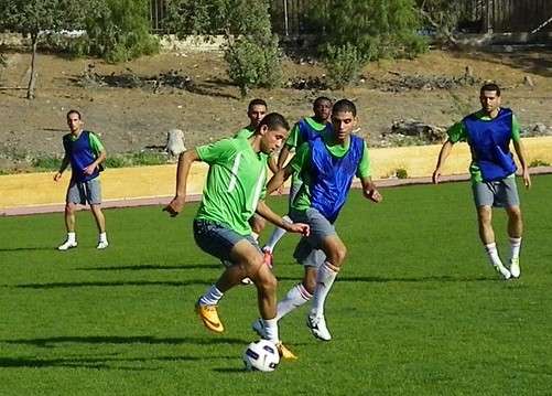 عبد الفتاح يحاور زميله باسم فتحي خلال تدريب لفريق الوحدات