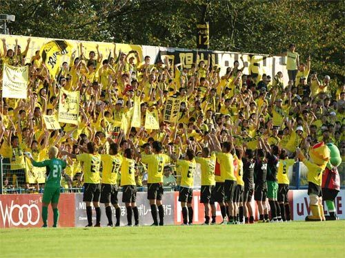 لاعبي فريق كاشيوا يحتفلون مع جماهيرهم بعد تصدرهم جدول الترتيب