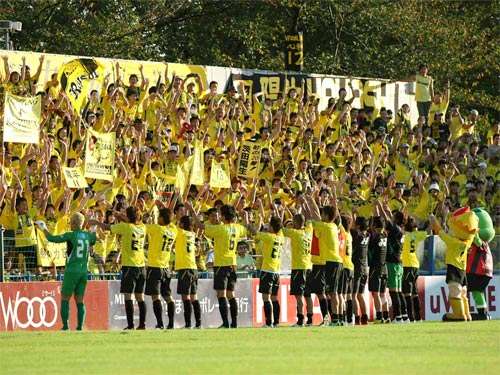 لاعبي فريق كاشيوا يحتفلون مع جماهيرهم بعد تصدرهم جدول الترتيب