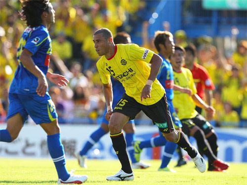 البرازيلي خورخي فاجنر يحتفل بعد تسجيله الهدف الوحيد بالمباراة