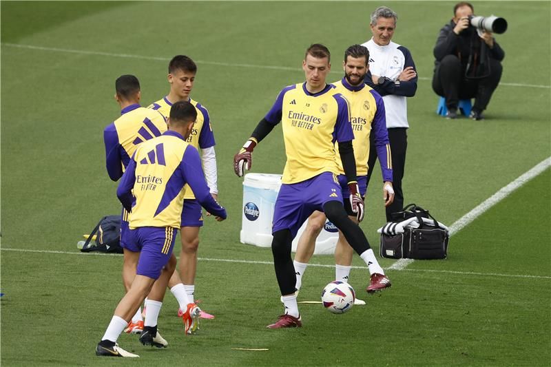 لونين مع لاعبي ريال مدريد