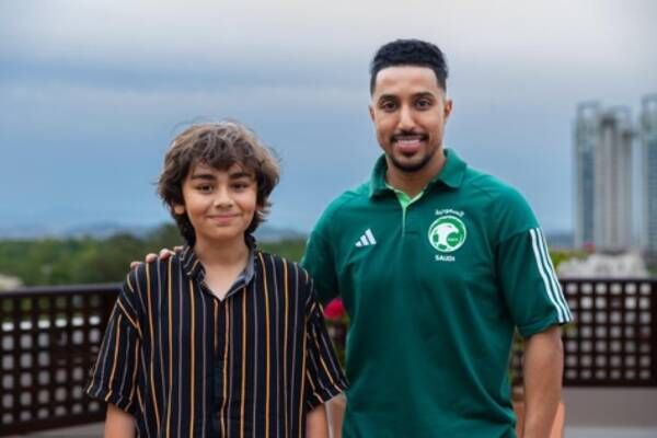سالم الدوسري مع الطفل الباكستاني