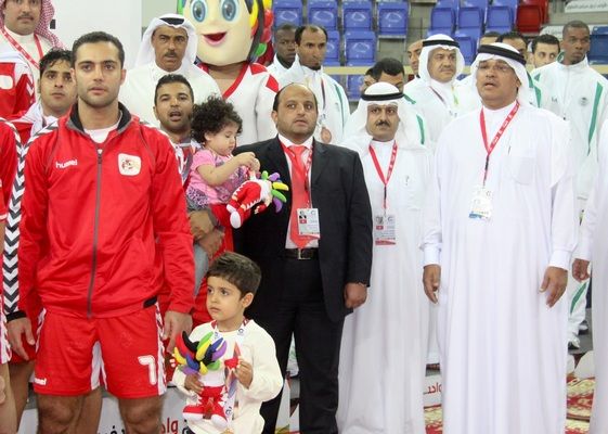 علي عيسى أثناء تتويج منتخب البحرين بذهبية دورة الألعاب الخليجية