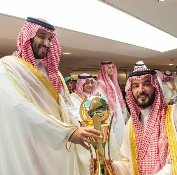فهد بن نافل خلال تسلمه كأس خادم الحرمين