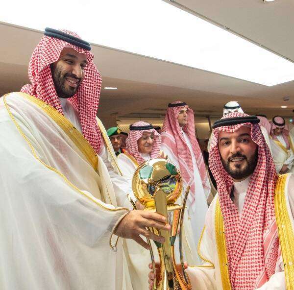 فهد بن نافل خلال تسلمه كأس خادم الحرمين