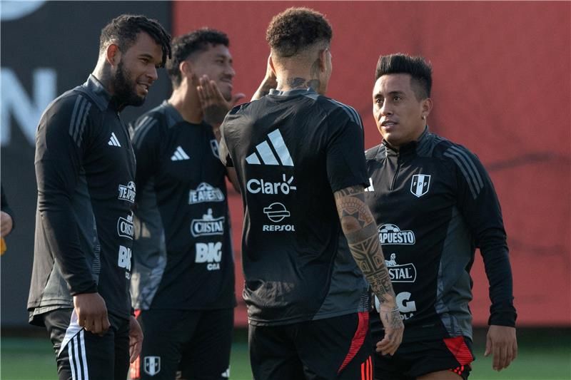 لاعبو منتخب بيرو