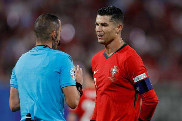 رونالدو والحكم