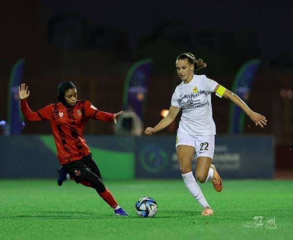 أشلي بلمبتر مع الاتحاد "يمين"