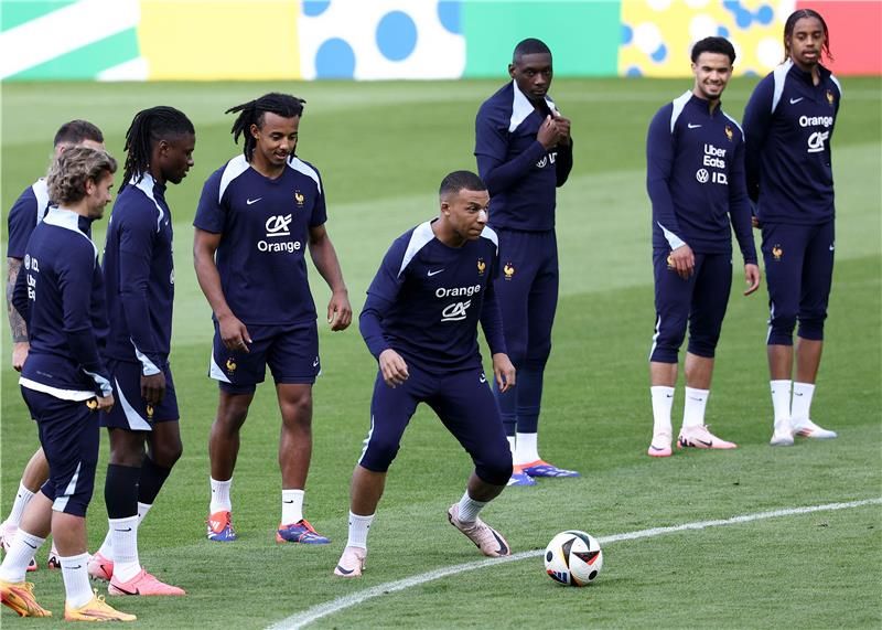 مبابي خلال تدريبات المتنخب الفرنسي