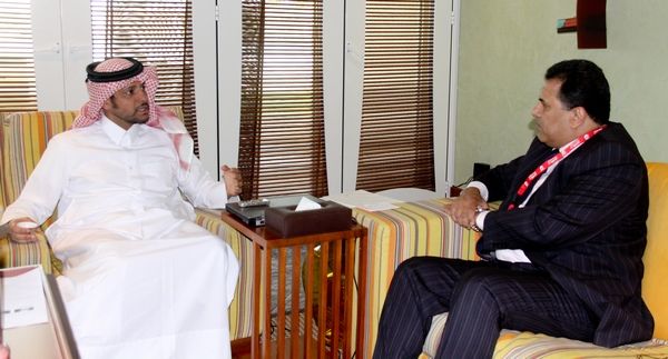 الشيخ سعود يتحدث إلي عزالدين الكلاوي رئيس تحرير موقع كووورة .. تصوير : زكي الشيخ 