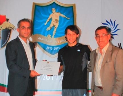 قدادة يسلم الجائزة للحام بحضور الجوهري 