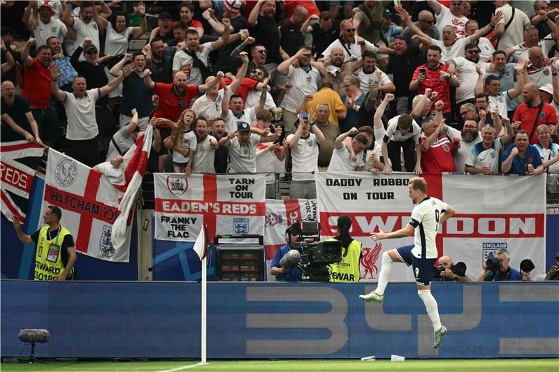 احتفال كين مع الجماهير الإنجليزية