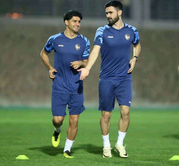 داوود (يسار)