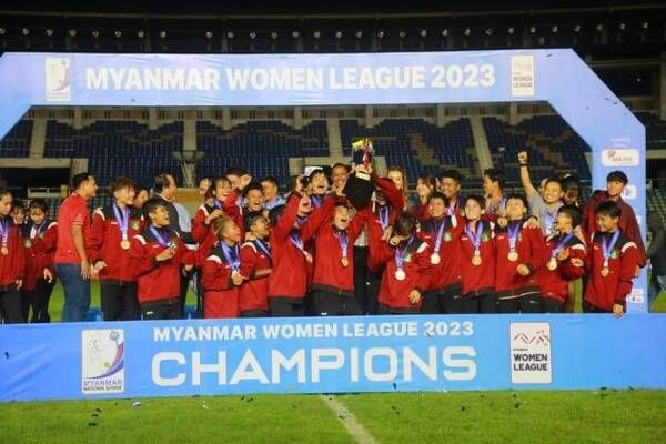 لاعبات مياوادي مع لقب دوري 2023