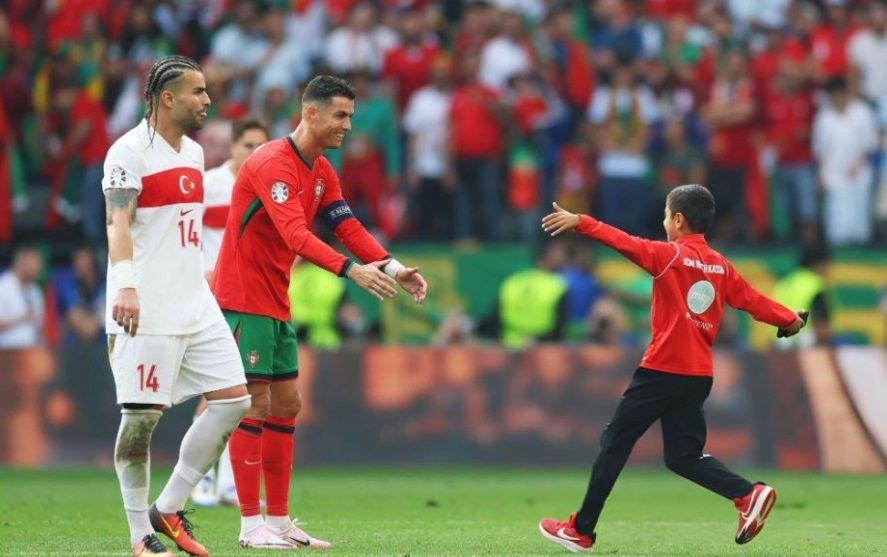 كريستيانو رونالدو مع الطفل