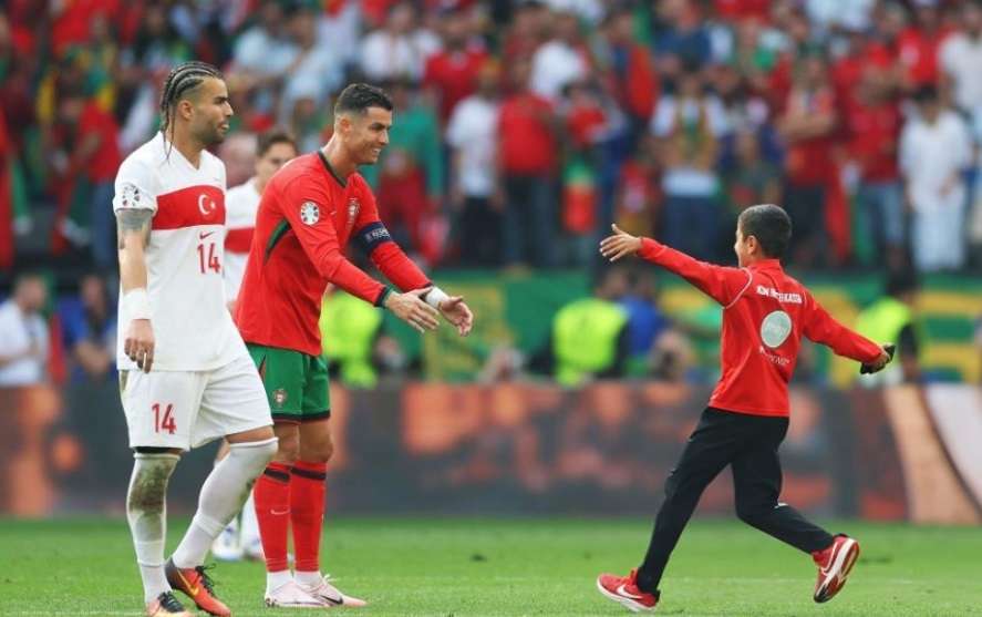 كريستيانو رونالدو مع الطفل