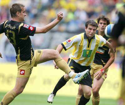 صراع على الكرة بين فري (اليمين) لاعب بروسيا دورتموند وبيكوفبتش لاعب مينز