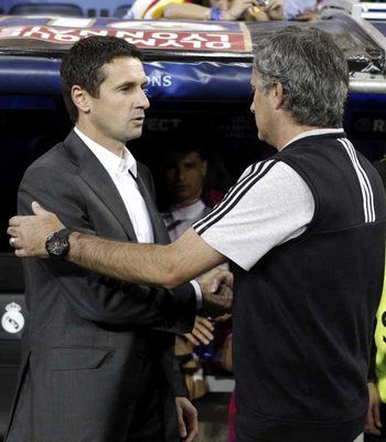 مورينهو يصافح جارد مدرب ليون بعد انتهاء المباراة