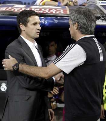 مورينهو يصافح جارد مدرب ليون بعد انتهاء المباراة