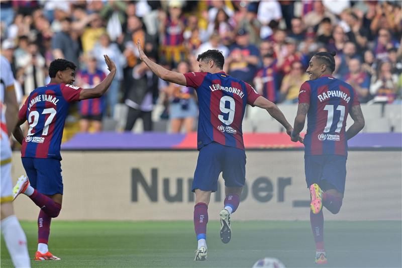 رافينيا وليفاندوفيسكس ولامين يامال