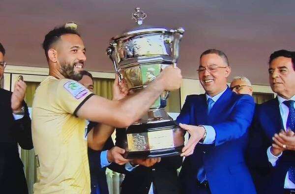 الزنيتي يرفع الكأس