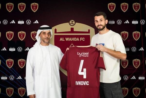 من جلسة توقيع العقود