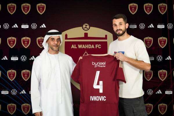 من جلسة توقيع العقود