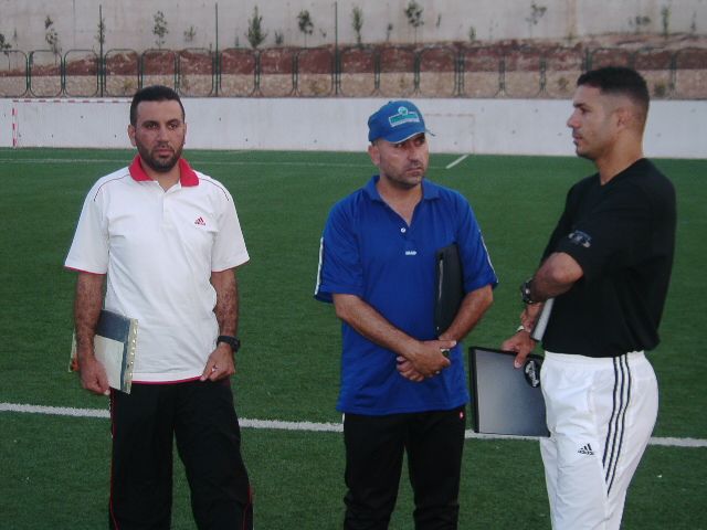 المدير الفني السوري السيد نزار محروس يتوسط اسامة طلال ومعتز مندو