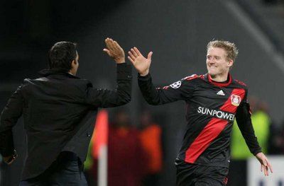 دوت مدرب ليفركوزن يحييّ شورله بعد احراز هدف التعادل