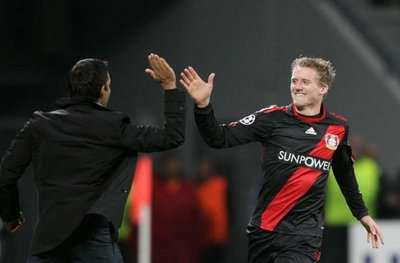 دوت مدرب ليفركوزن يحييّ شورله بعد احراز هدف التعادل