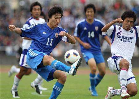 المهاجم كينسوكي ناجاي يسدد الكرة تجاه مرمى فريق ماتشيدا