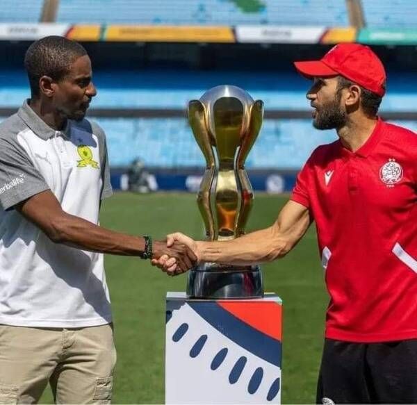 رولاني موكوينا (يمين)