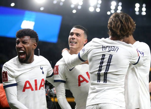 لاعبو توتنهام