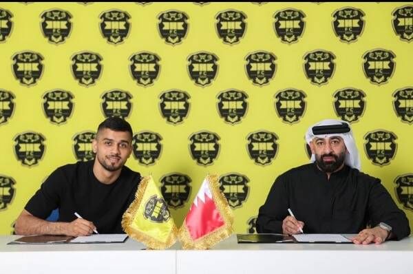 أثناء توقيع العقود