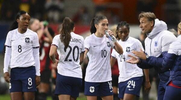 هيرفي رينارد مع لاعبات منتخب فرنسا