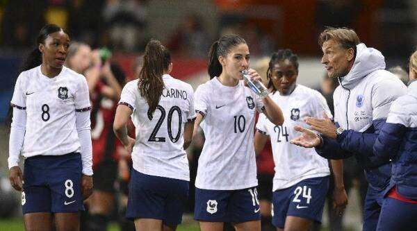 هيرفي رينارد مع لاعبات منتخب فرنسا