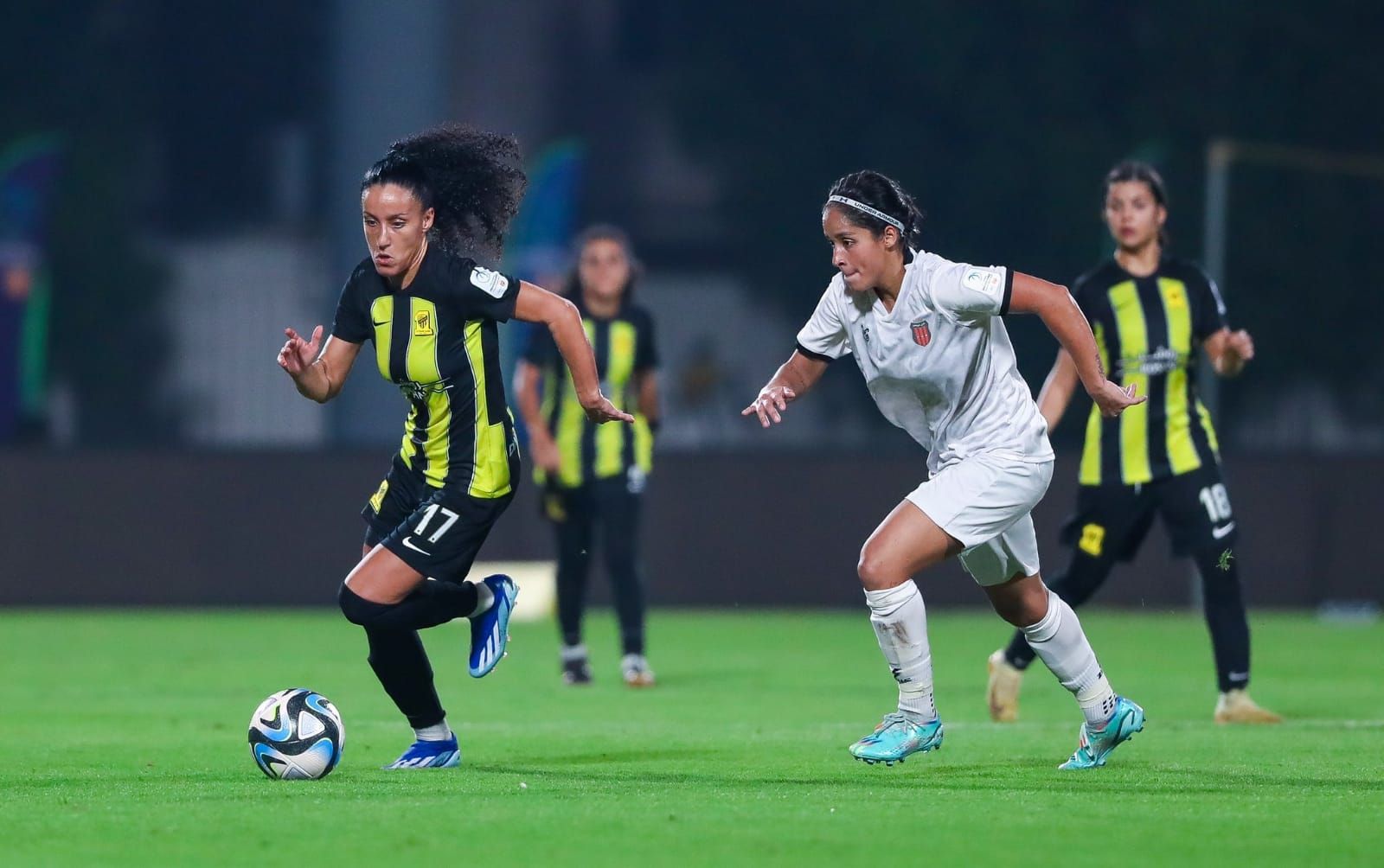 المغربية سلمى أماني "يسار"