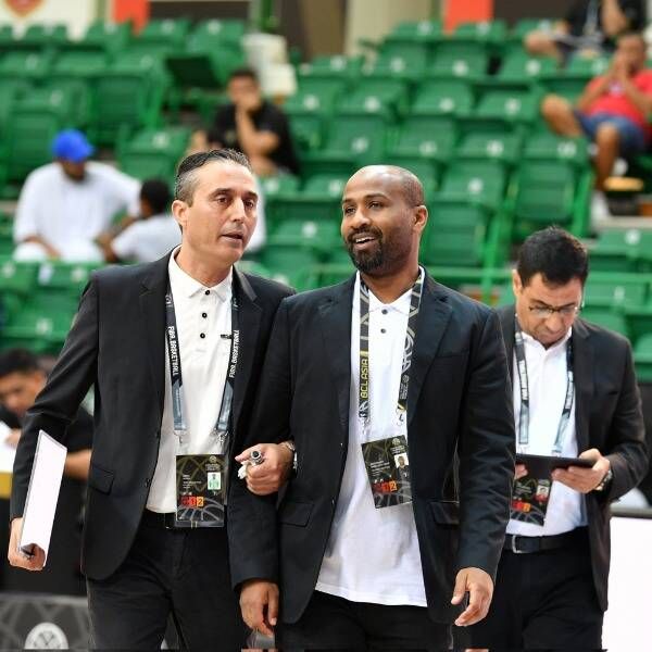 وليد زريدة (يسار)