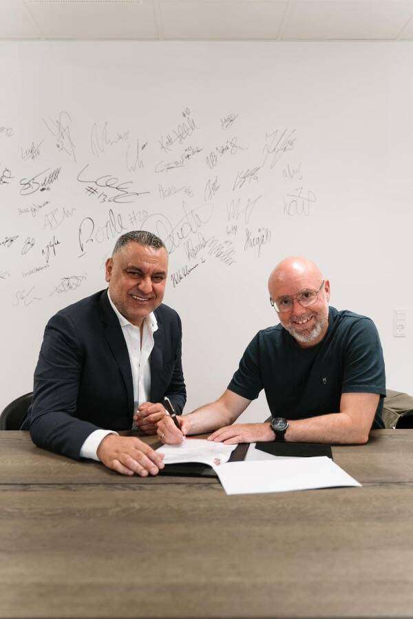 أثناء توقيع العقود