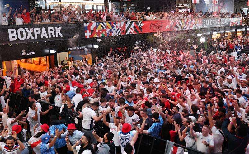 جانب من الجماهير الإنجليزية