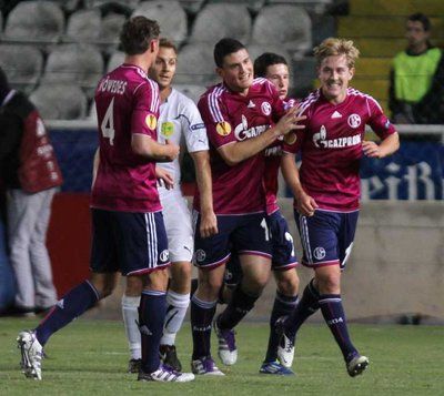 فرحه لاعبو شالكه بالهدف الاول