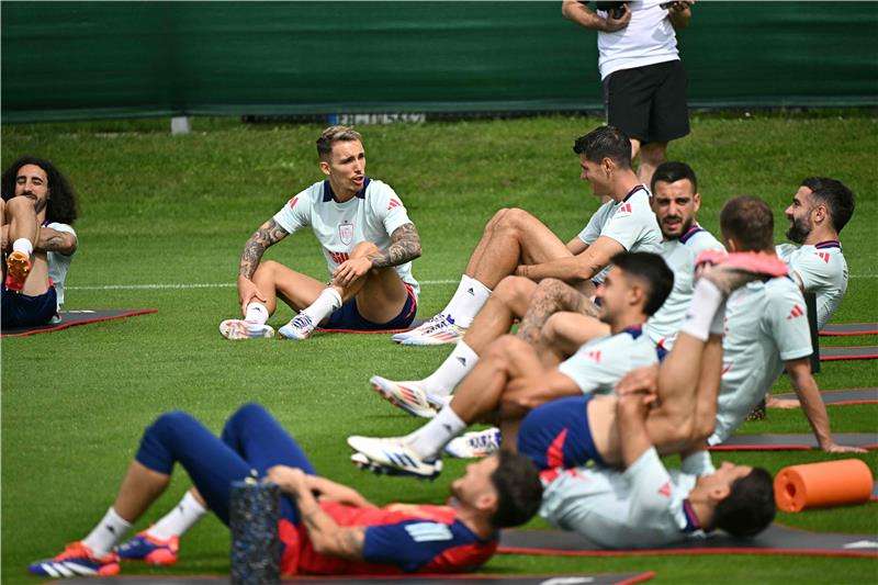 لاعبو إسبانيا قبل المباراة النهائية