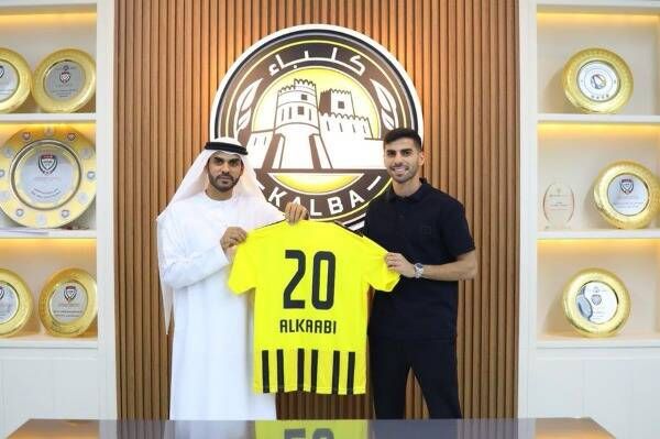 بعد توقيع العقود