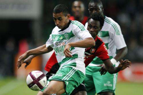 فوزي غلام لاعب سانتي اتيان الفرنسي "يسار"