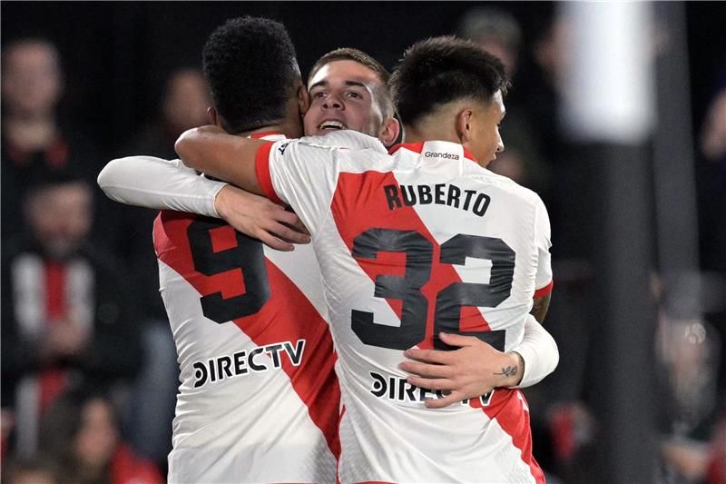 لاعبو ريفر بليت