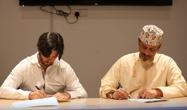 من مراسم توقيع العقود