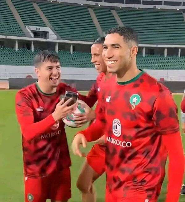 حكيمي مع لاعبي المغرب