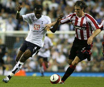 لاعب توتنهام ديديه زوكورا (الى اليسار) ولاعب شيفيلد يونايتد ليف برومبي في صراع على الكرة