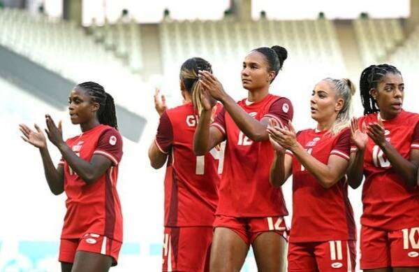 لاعبات منتخب كندا